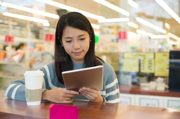 Frau mit Tablet-PC im Café