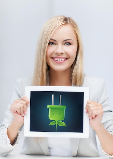 Frau mit Tablet-PC mit grünem Öko-Stromstecker