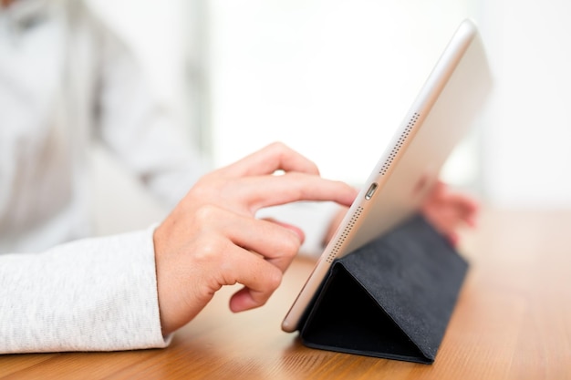 Frau mit Tablet PC