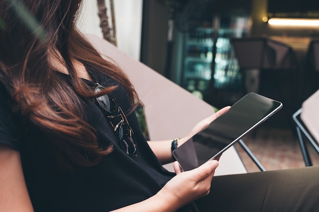 Frau mit Tablet