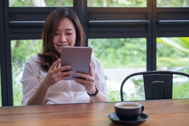 Frau mit TabletPC