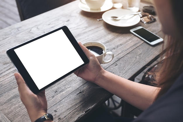 Frau mit TabletPC