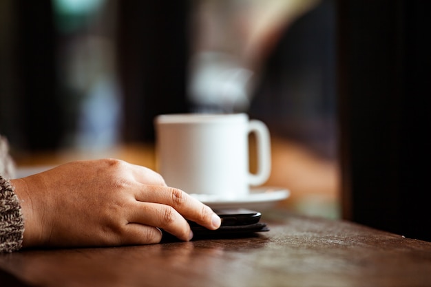 Frau mit Tablette in einem Café am regnerischen Tag Weinlesefarbton