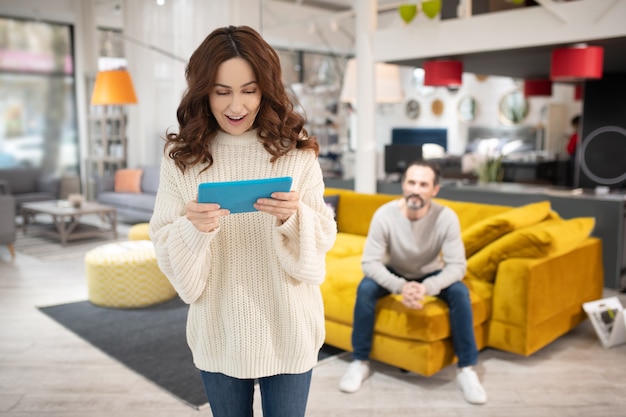 Frau mit Tablette in ihren Händen, die Internet surfen