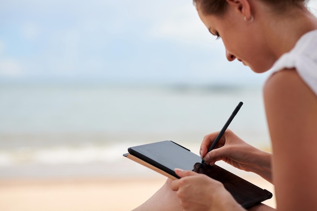 Frau mit Tablette PC im Freien