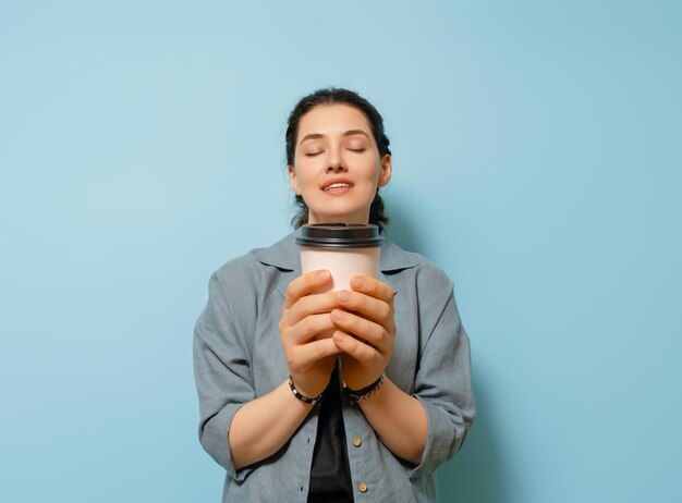 Frau mit Tasse Kaffee