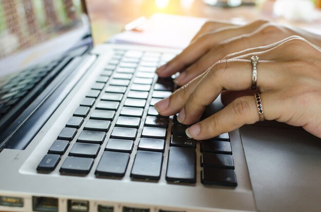 Frau mit Tastatur