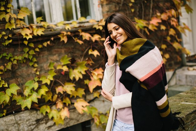 Frau mit Telefon im Freien