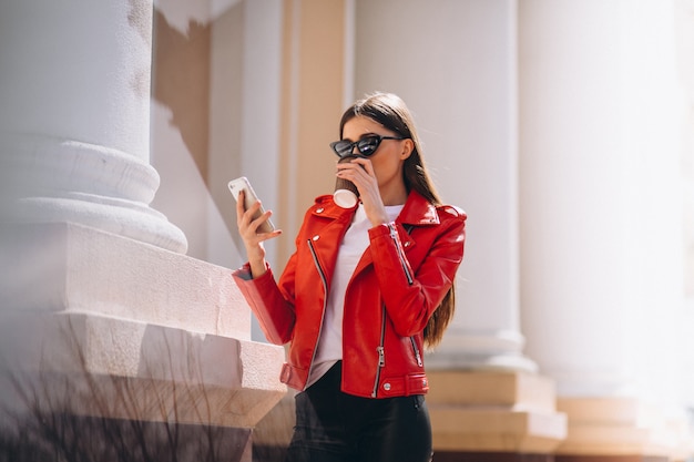 Frau mit Telefon und Kaffee