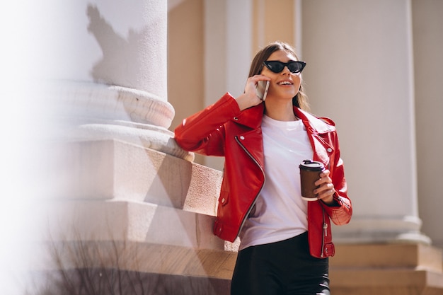 Frau mit Telefon und Kaffee