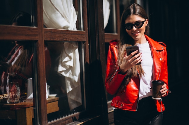 Frau mit Telefon und Kaffee