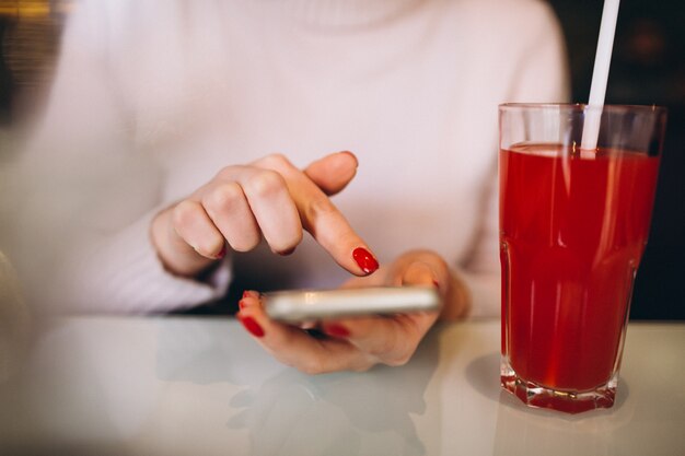 Frau mit Telefon