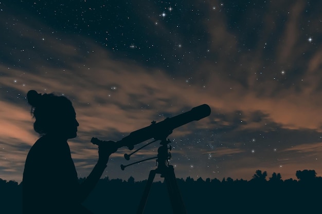 Foto frau mit teleskop. nachthimmel mit wolken und konstellationen, wassermann, aguila, scutum, ophiuchus, serpens, schütze, steinbock.