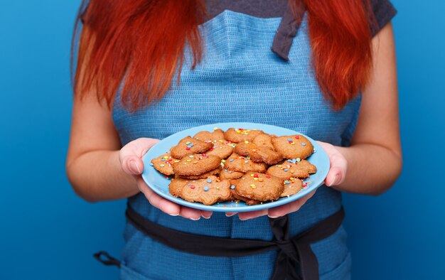 Frau mit Tellerplätzchen in Formrakete