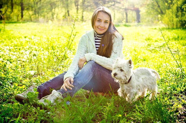 Frau mit Terrier