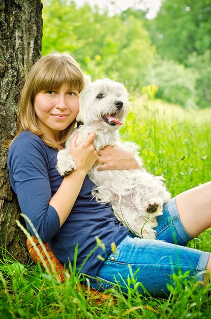 Frau mit Terrier