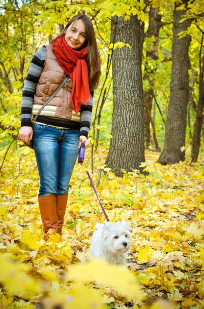 Frau mit Terrier