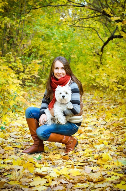 Frau mit Terrier