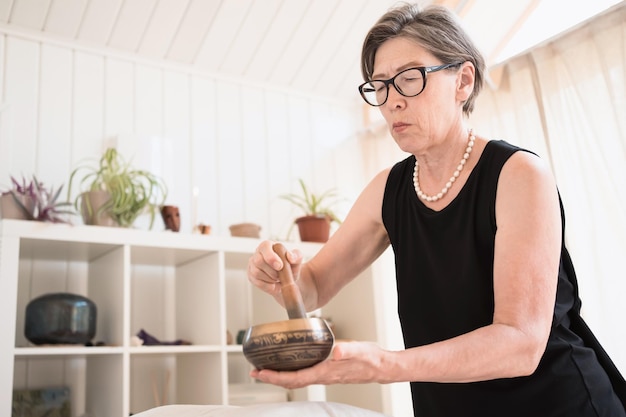 Frau mit tibetischer Schüssel