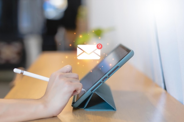 Foto frau mit touch-tablet-bildschirm mit virtuellen mail-ikonen e-mail-benachrichtigung warnung senden oder empfangen verbinden newsletter kommunikationsnetz message kundendienst anruf vertrag uns