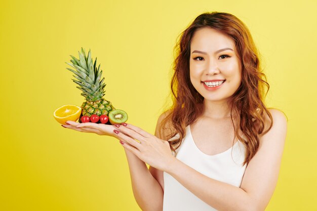 Frau mit tropischen Früchten