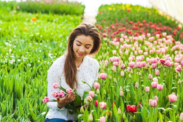 Frau mit Tulpen möchte die Blumenzwiebeln schneiden