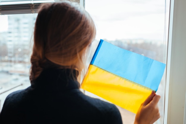 Frau mit ukrainischer Flagge während des Krieges mit Russland Invasion in der Ukraine Russischer Angriff auf die Ukraine