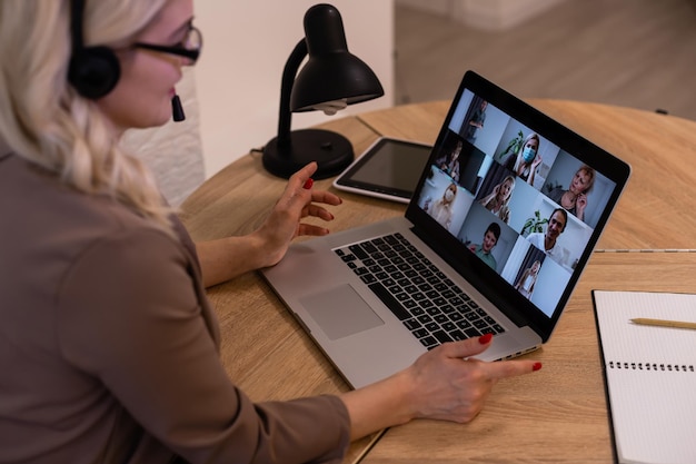 Frau mit Video-Chat mit Kollegen am Laptop im Büro, Nahaufnahme
