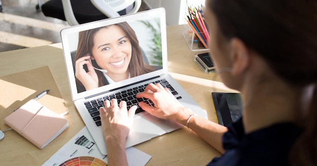 Foto frau mit videoanruf auf laptop.