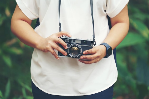 Foto frau mit vintage-kamera im park