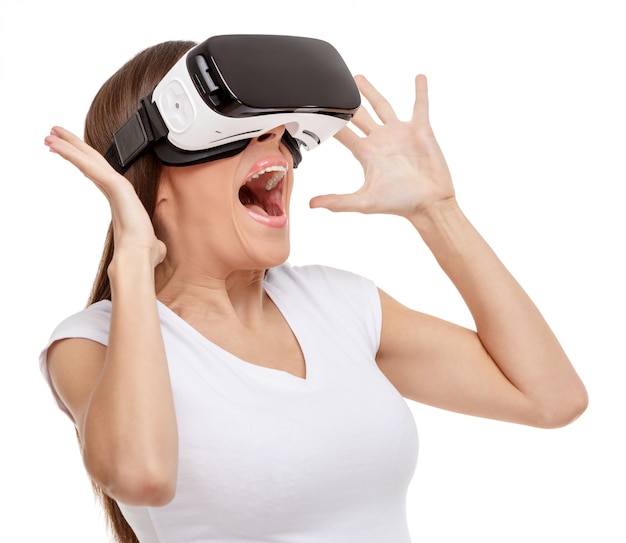 Frau mit Virtual-Reality-Brille