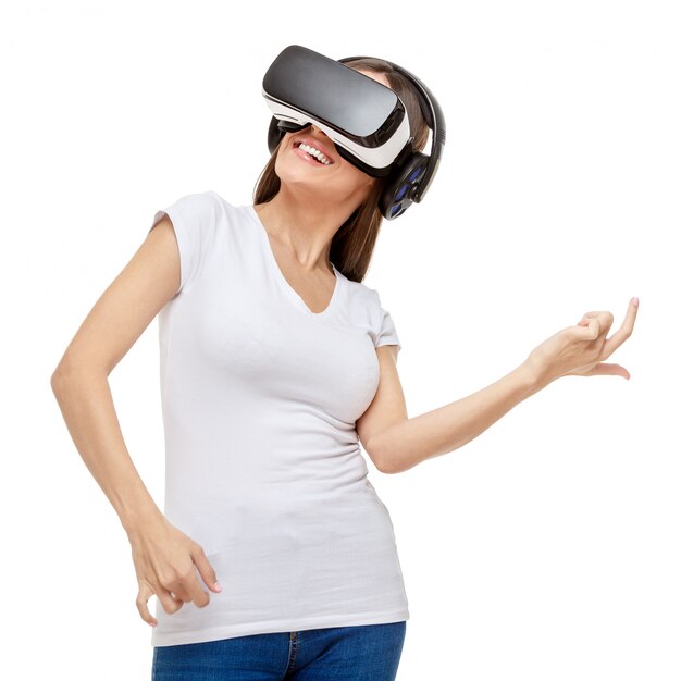 Frau mit Virtual-Reality-Brille