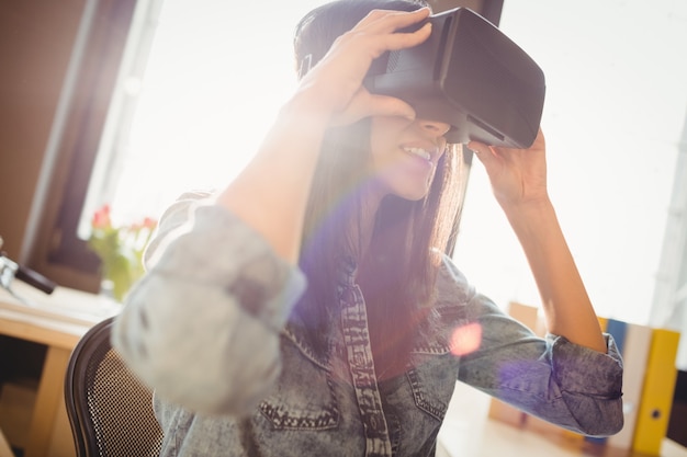 Frau mit Virtual-Reality-Headset