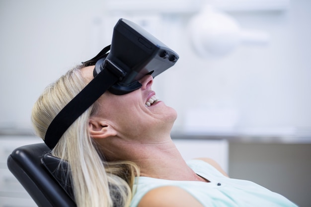 Frau mit virtueller Brille