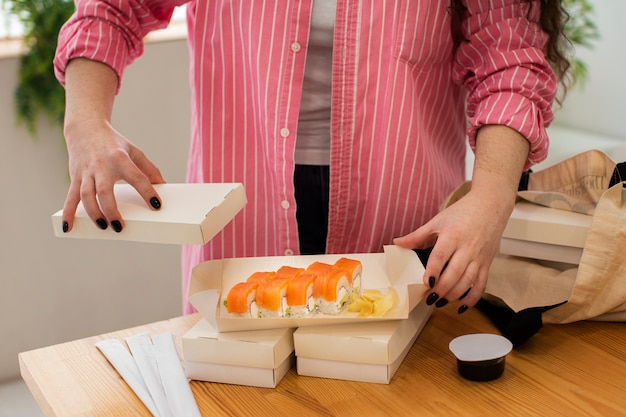 Foto frau mit vorderansicht der sushi-box