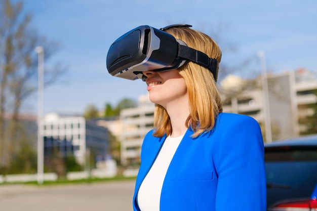 Frau mit VR-Virtual-Reality-Brille erlebt eine Metaverse-Welt