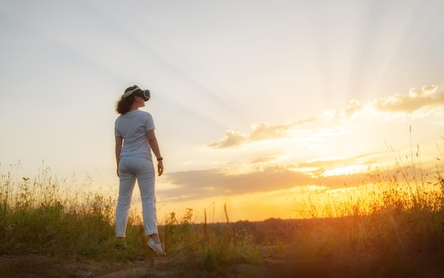 Frau mit VR-Virtual-Reality-Brille