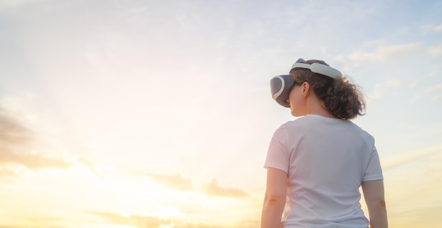 Frau mit VR-Virtual-Reality-Brille