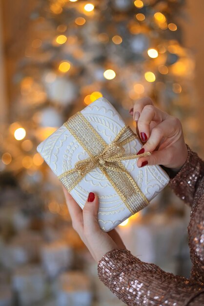 Frau mit Weihnachtsgeschenkfoto