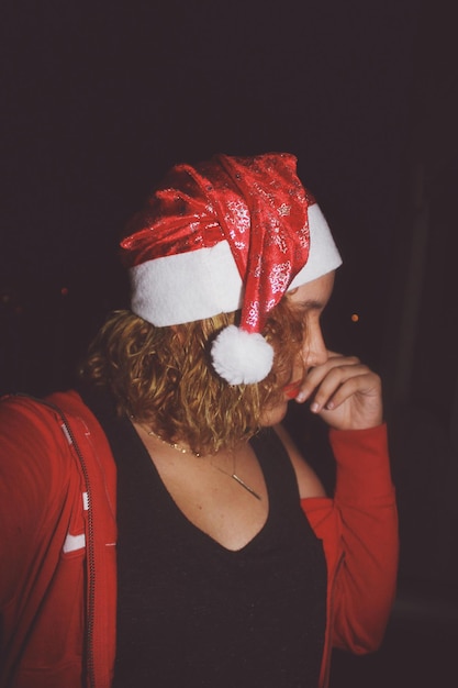 Foto frau mit weihnachtsmannshut in der nacht