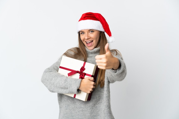 Frau mit Weihnachtsmütze hält Geschenke