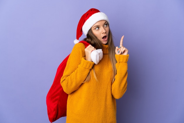 Frau mit Weihnachtsmütze und Santa Tasche