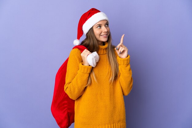 Frau mit Weihnachtsmütze und Santa Tasche