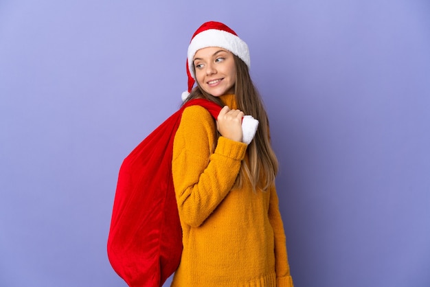 Frau mit Weihnachtsmütze und Santa Tasche