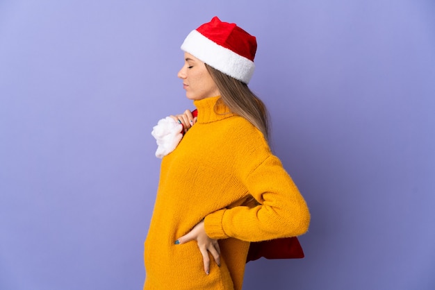 Frau mit Weihnachtsmütze und Santa Tasche