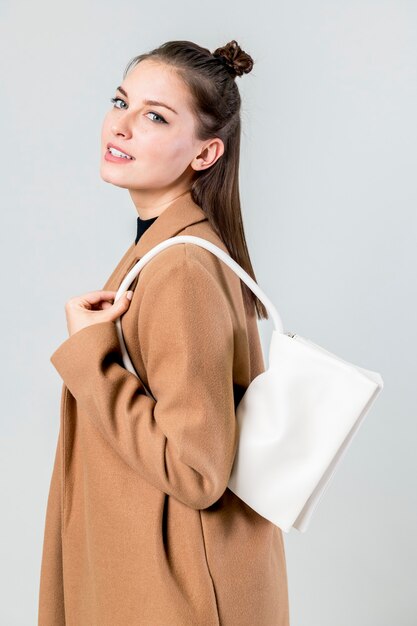 Frau mit weißer Handtasche