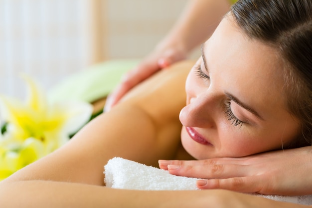 frau mit wellness rückenmassage im spa