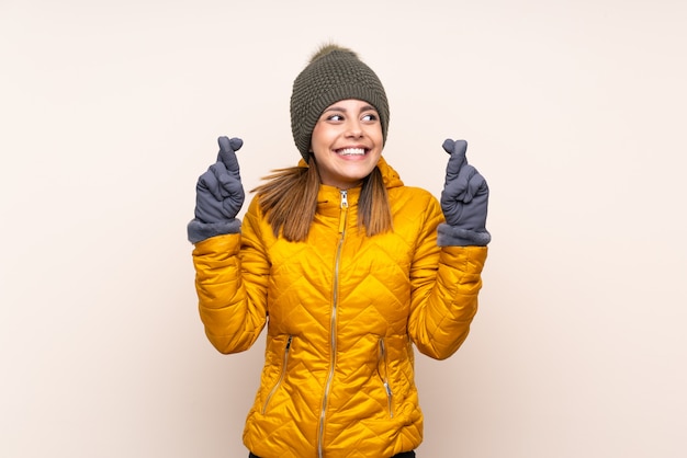 Frau mit Winterhut über Wand mit der Fingerüberfahrt