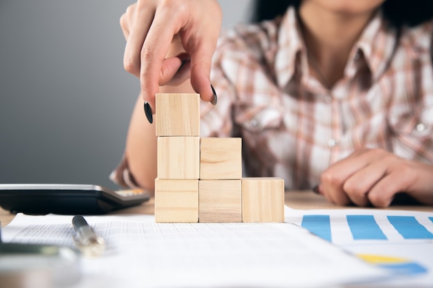 Foto frau mit würfeln auf arbeitsdokumenten