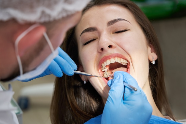 Frau mit Zahnkontrolle in der Zahnarztpraxis